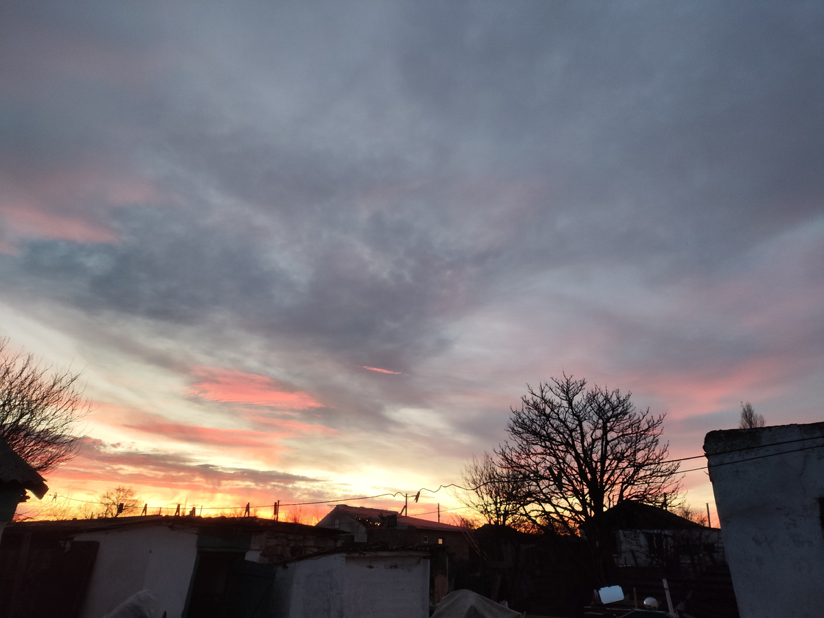 Как же мне мешают строения насладиться рассветом в полной мере