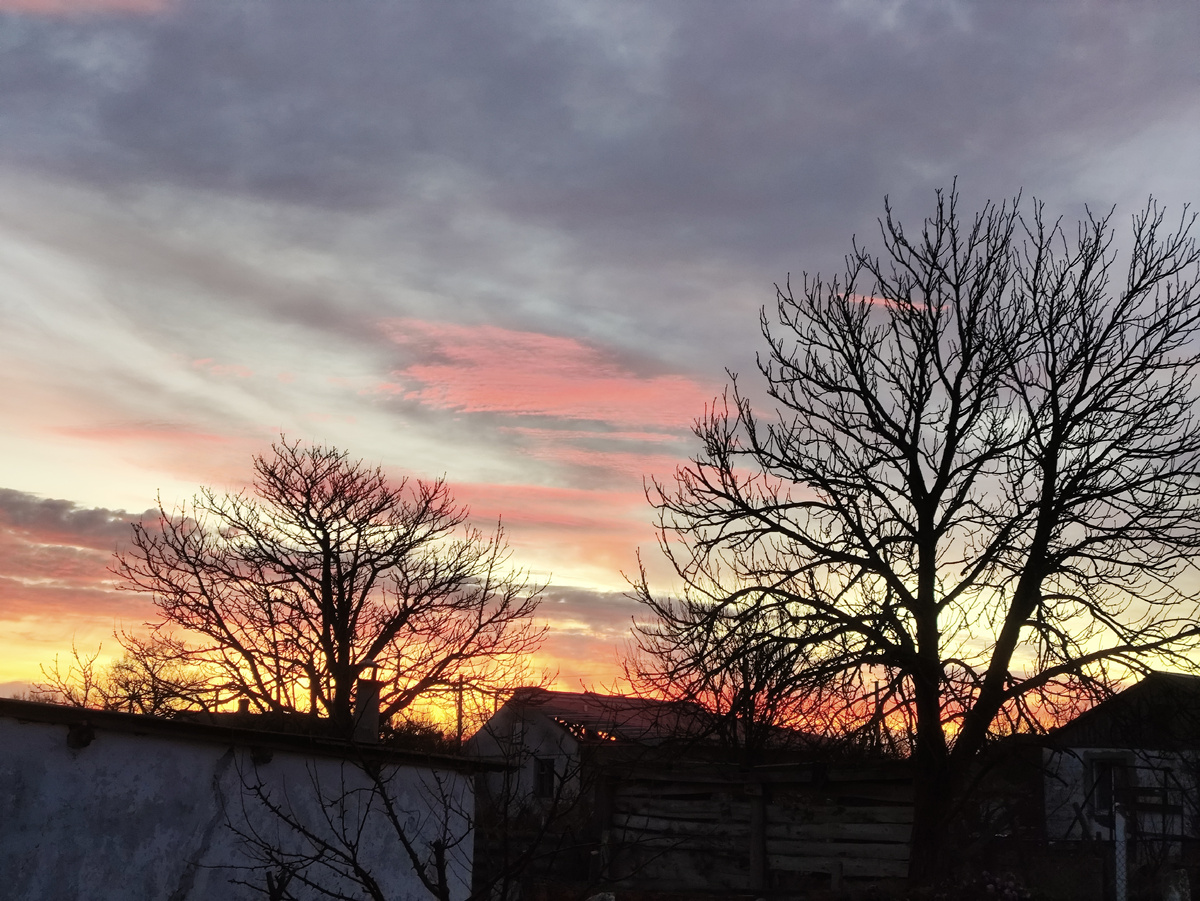 Отошла подальше, все равно часть красоты загорожена