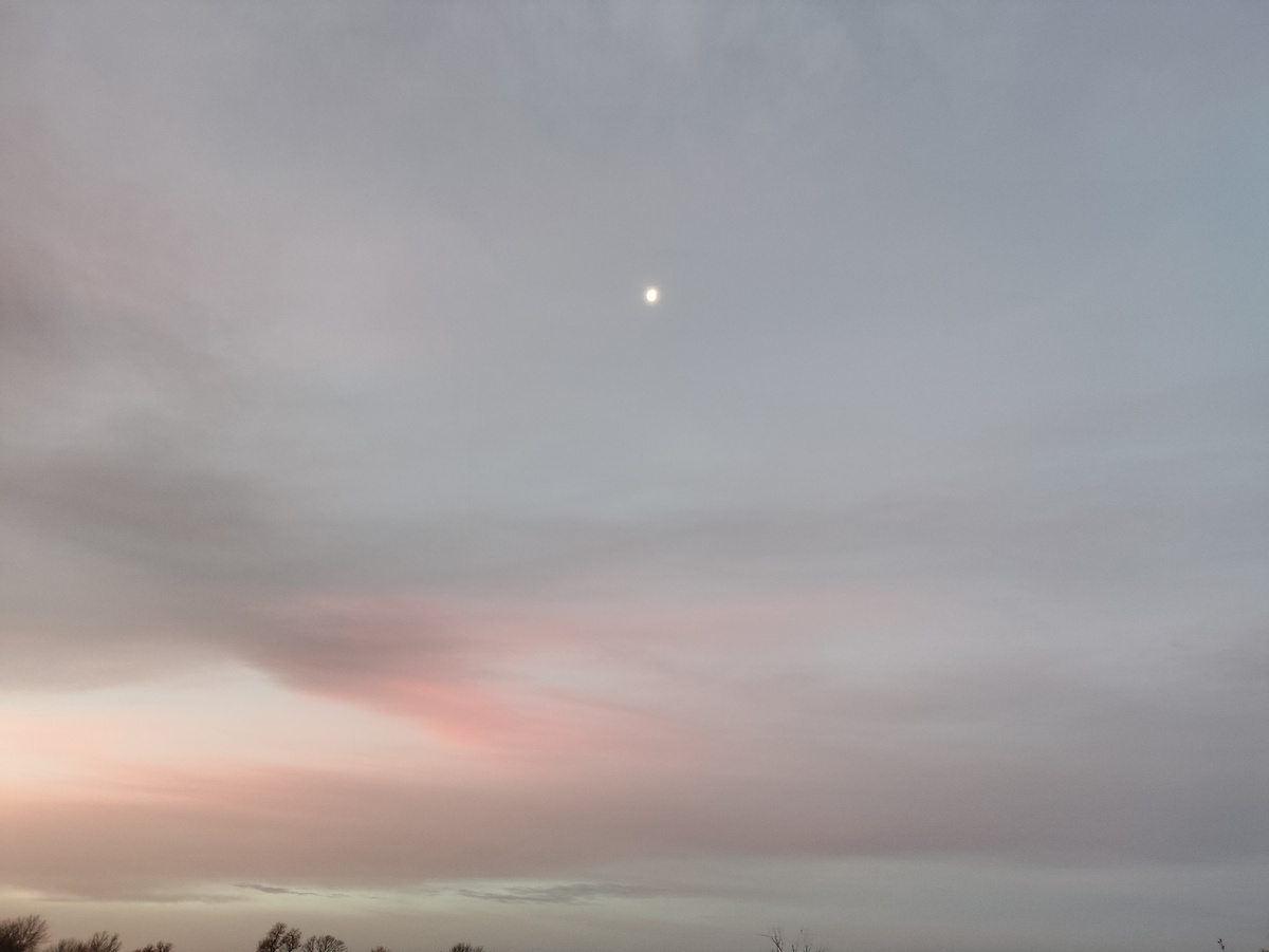 Луна на месте ))