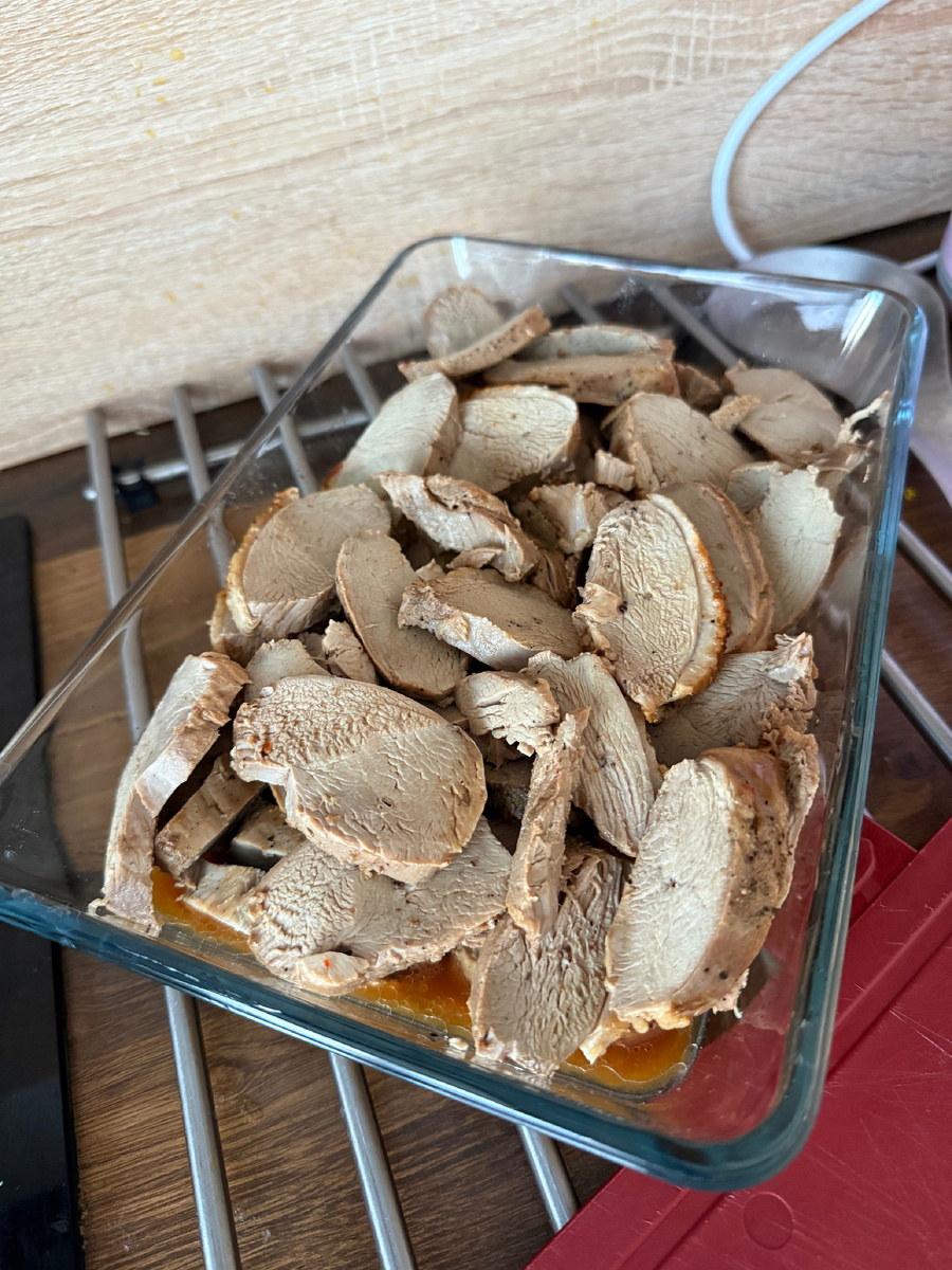 Когда немного остынет, режу на ломтики и поливаю соусом