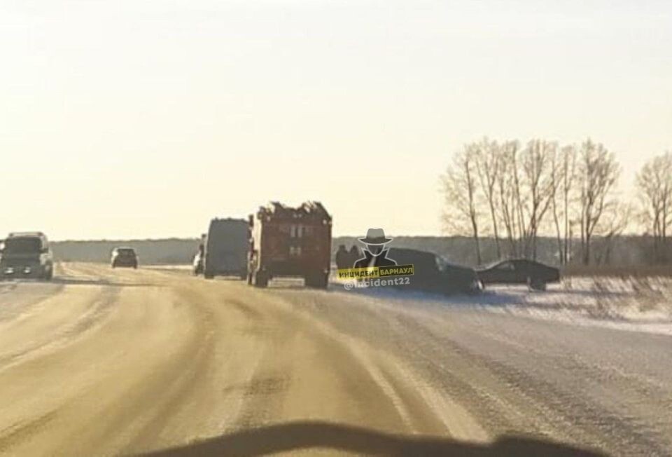   Авария возле поселка Красная Дубрава. Источник: "Инцидент Барнаул"
