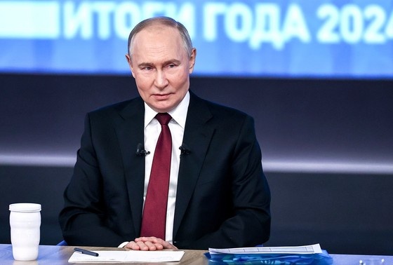    Владимир Путин во время программы «Итоги года с Владимиром Путиным