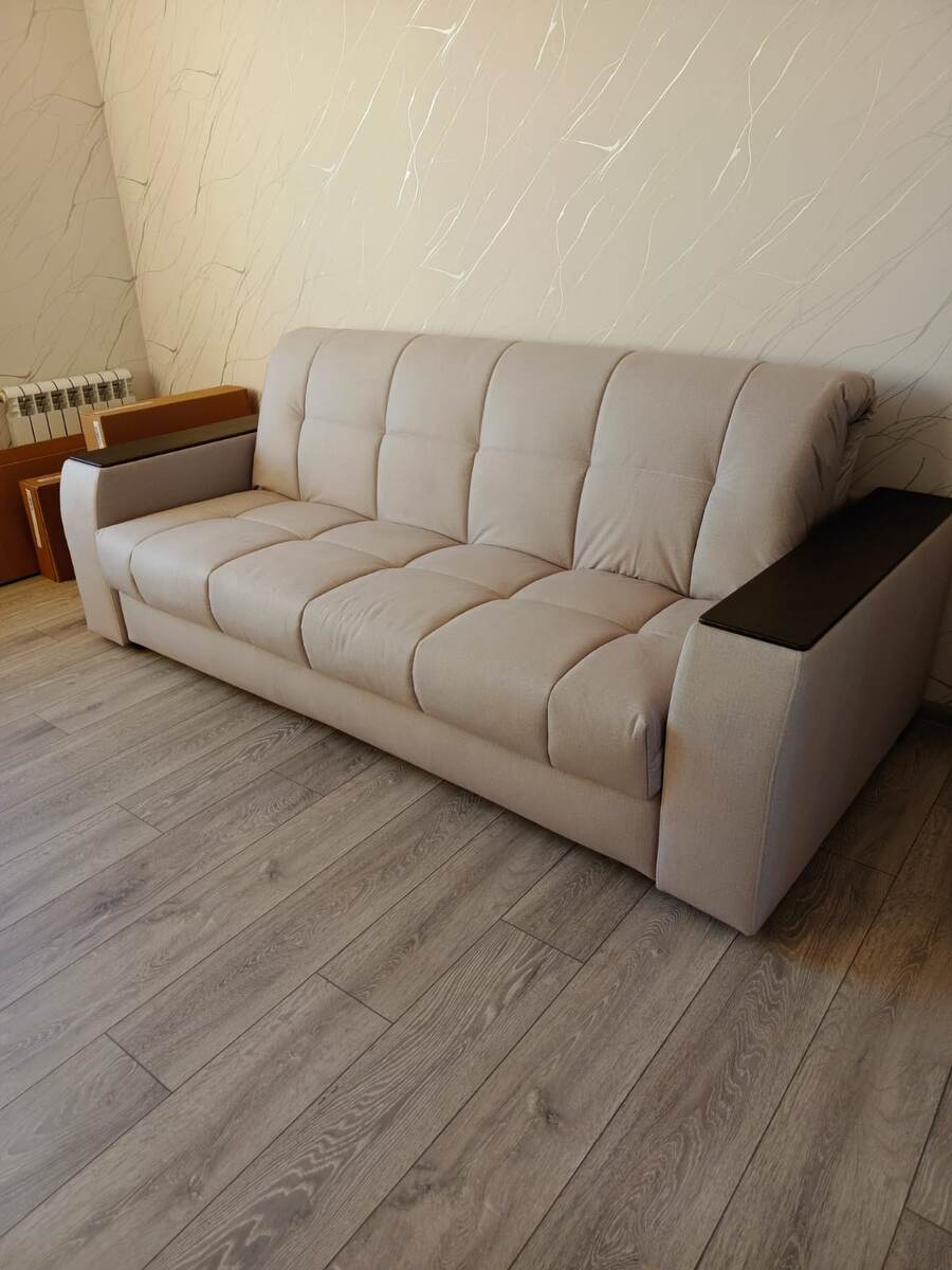 Комфортное и ровное спальное место достигается с помощью ортопедического матраса. Наполнение матраса можно выбрать на Ваш вкус- с независимым пружинным блоком или ППУ. Надежный механизм раскладывания рассчитан на многолетнюю ежедневную эксплуатацию. Каучуковое покрытие колесиков  не оставляет следов на полу. Бесшумная трансформация.

