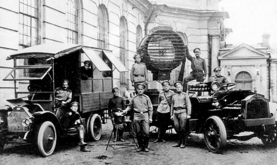 фото - Кириллец С.В. "Автомобили-зенитки Первой Мировой"; генераторная (ФИАТ) и прожекторная (Паккард) машины Русской Императорской армии, 1915-й год