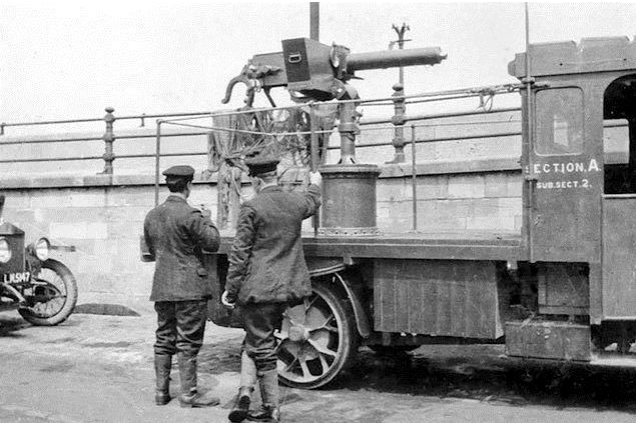 там же; британский 37-мм зенитный автомат модели Максим-Норденфельдт, производства фирсы Виккерс QF Mark I или просто "Пом-пом", несмотря на солидный вес системы с водяным охлаждением - около 200 кг, мог устанавливаться не только на лафете, но и на тумбе с круговым вращением и поворачивался плечевым упором