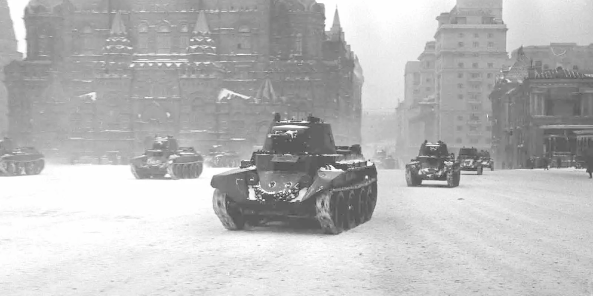 Танки БТ-7 на Красной площади. Ноябрь 1941 года