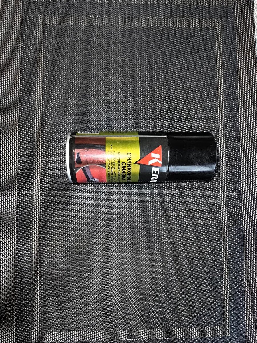 Силиконовой смазкой тоже можно смазывать рабочие инструменты. Фото автора