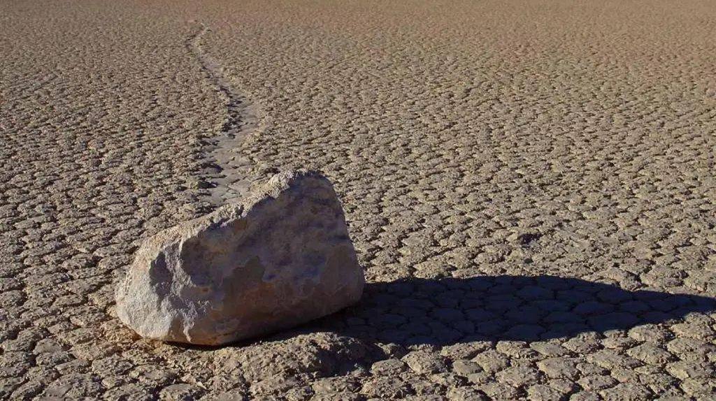 Камень хочет сбежать, потому что он гремуч