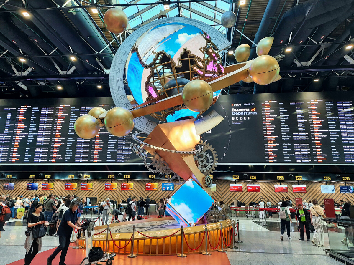 В Шереметьеве одна из лучших среди аэропортов России система безопасности. Работают автоматические аппараты для сканирования клади, за счёт чего процесс очень быстрый. Фото: Сергей Бобров / Яндекс Карты