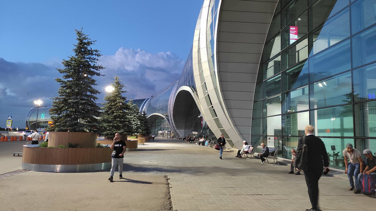 Комплекс аэропорта находится под одной крышей — для перехода между терминалами не нужно выходить на улицу. Зайти в здание удастся через шесть входов, стойка информации для пассажиров находится около второго и третьего. Фото: yandex / Яндекс Карты