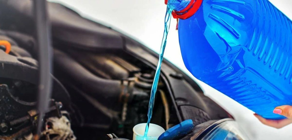 К выбору стеклоомывающей жидкости стоит подходить внимательно.