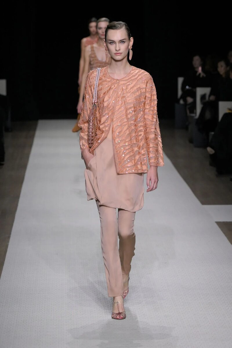 Giorgio Armani, весна-лето 2025. Изображение взято из открытого источника по адресу: gettyimages.com Автор: Giovanni Giannoni/WWD via Getty Images