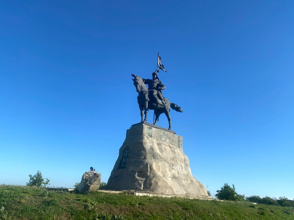 Основатель города указывает рукой на Елабугу