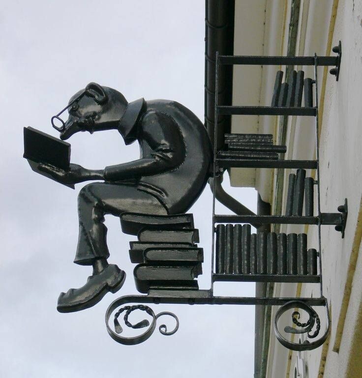 Интересная вывеска книжного магазина. Где находится, не нашла. Может, кто-то знает?