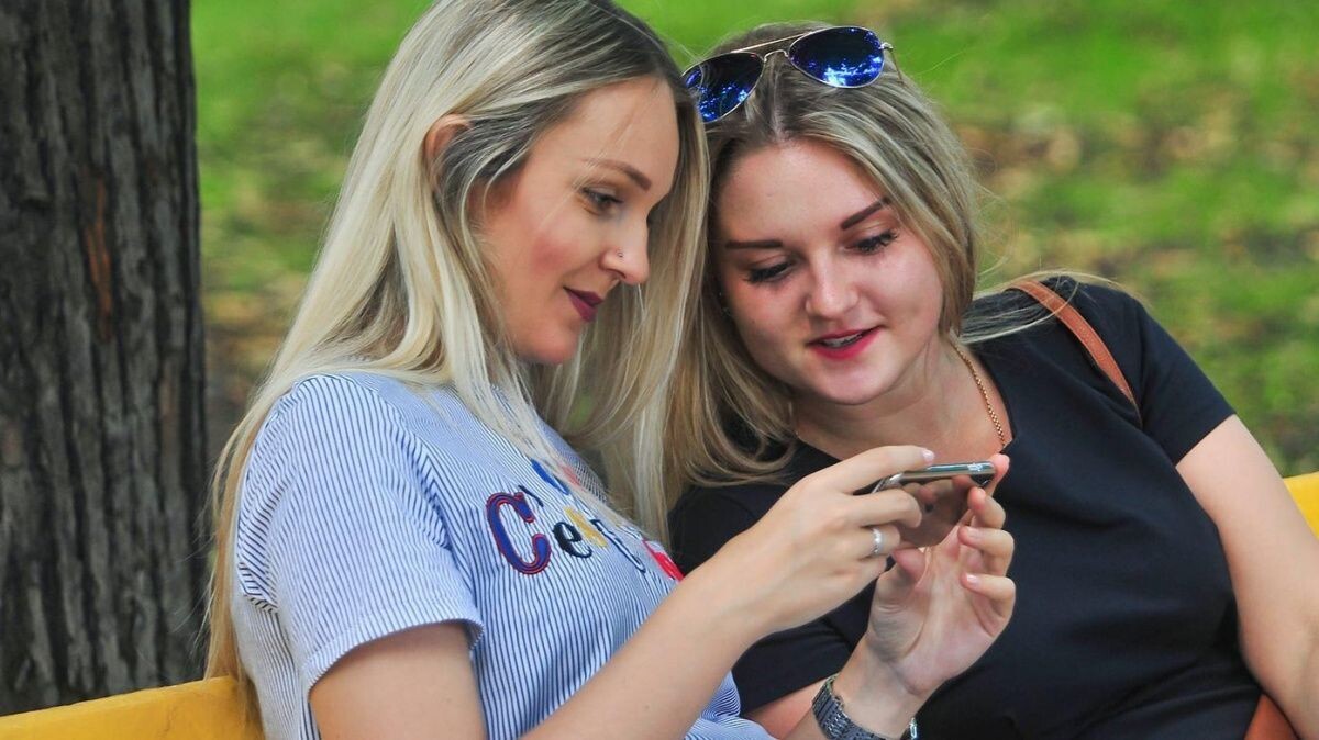     Девушки с телефоном. Источник: mos.ru Автор фото: Пресс-служба мэрии Москвы