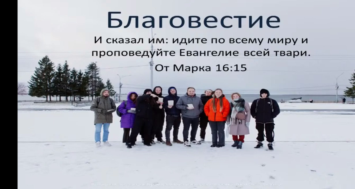 Директор секты (Сергей Лузьянов) в центре и его отряд инфантильной молодёжи