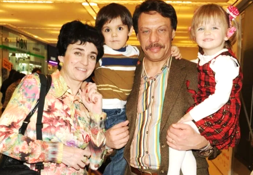 Михаил Барщевский с женой и усыновленными детьми