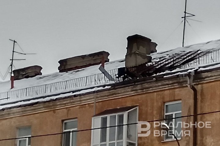 Часть упавшего дрона все еще видна на крыше дома по ул. Клары Цеткин, торчит то ли хвост, то ли крыло с красным обозначением. Ирина Плотникова / realnoevremya.ru