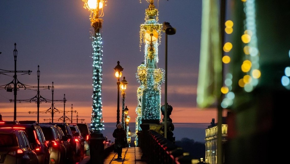    Праздничное освещение на Троицком мосту. Автор фото: Ермохин Сергей