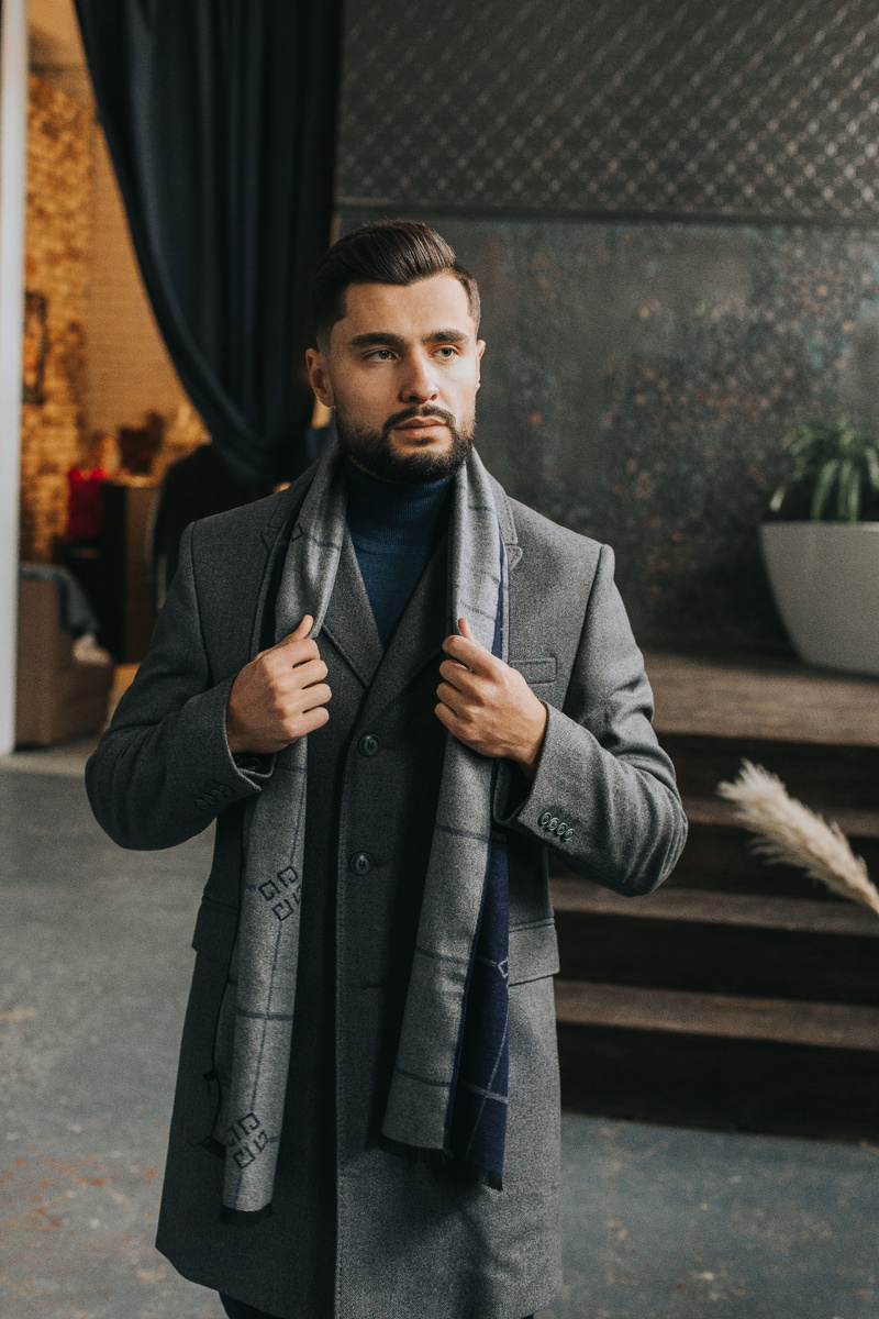 В случаях, когда водолазка служит замене шарфу, шарф можно использовать в декоративных целях