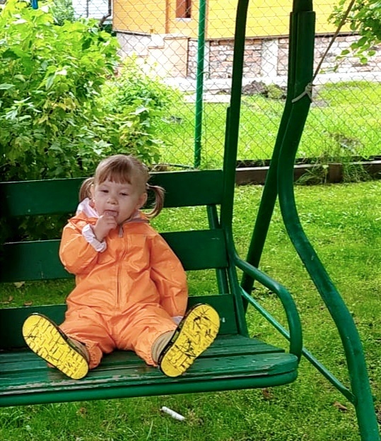 Маленькая и весьма настойчивая девочка. 