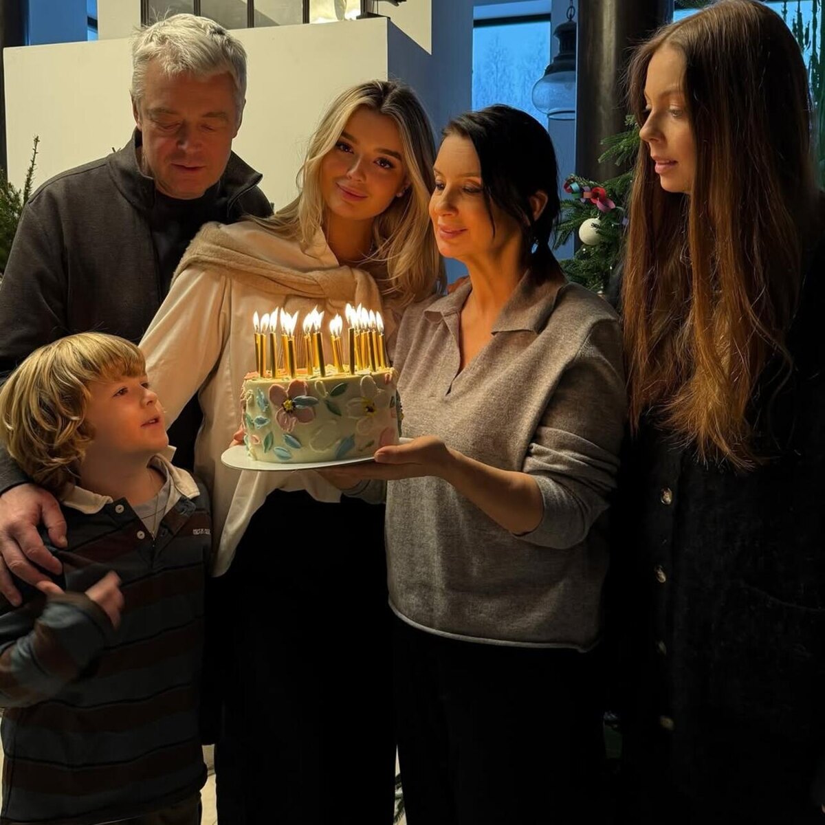    Екатерина Стриженова с мужем, дочками и внуком Социальные сети