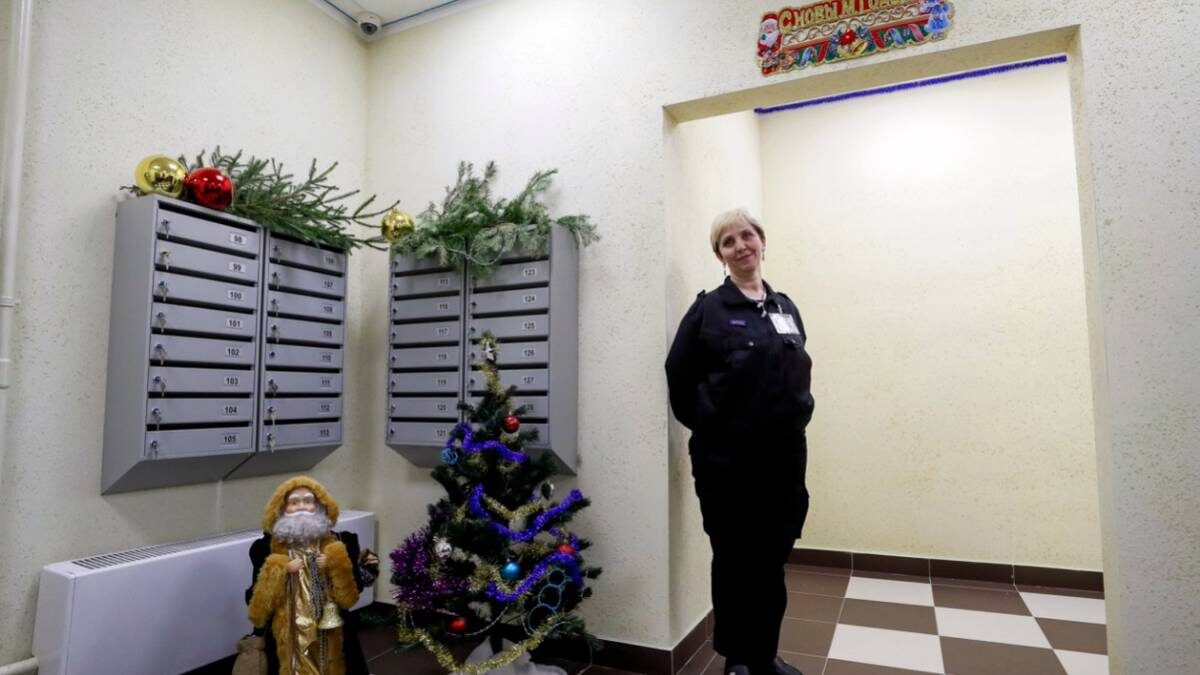    Жители дома в Бабушкинском районе, построенном по реновации, украсили подъезд сообща / Фото: Сергей Савостьянов / ТАСС