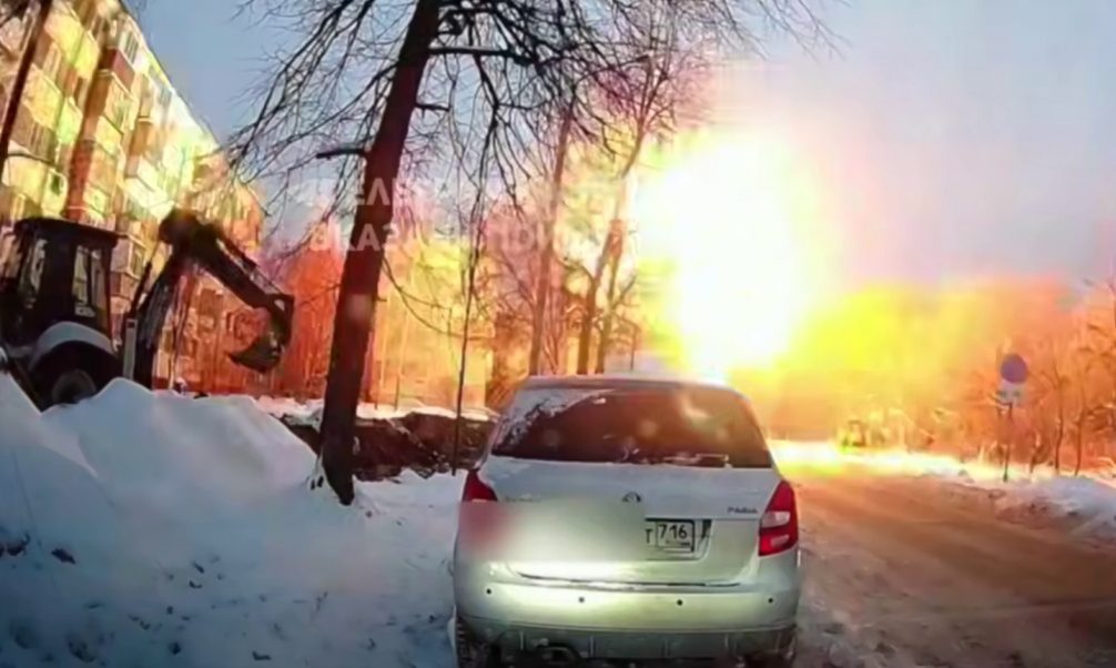    С учетом, что Украина за тысячу километров, ее БПЛА атаковали Казань с разных направлений.