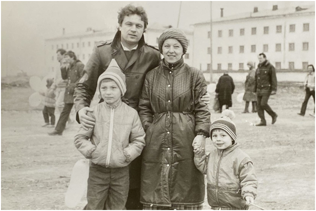 Ярослав Сумишевский с родителями и братом Валерой. Фото: vk.com/jaroslavsu