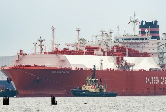    Танкер Rias Baixas Knutsen доставляет груз СПГ на энергетический терминал