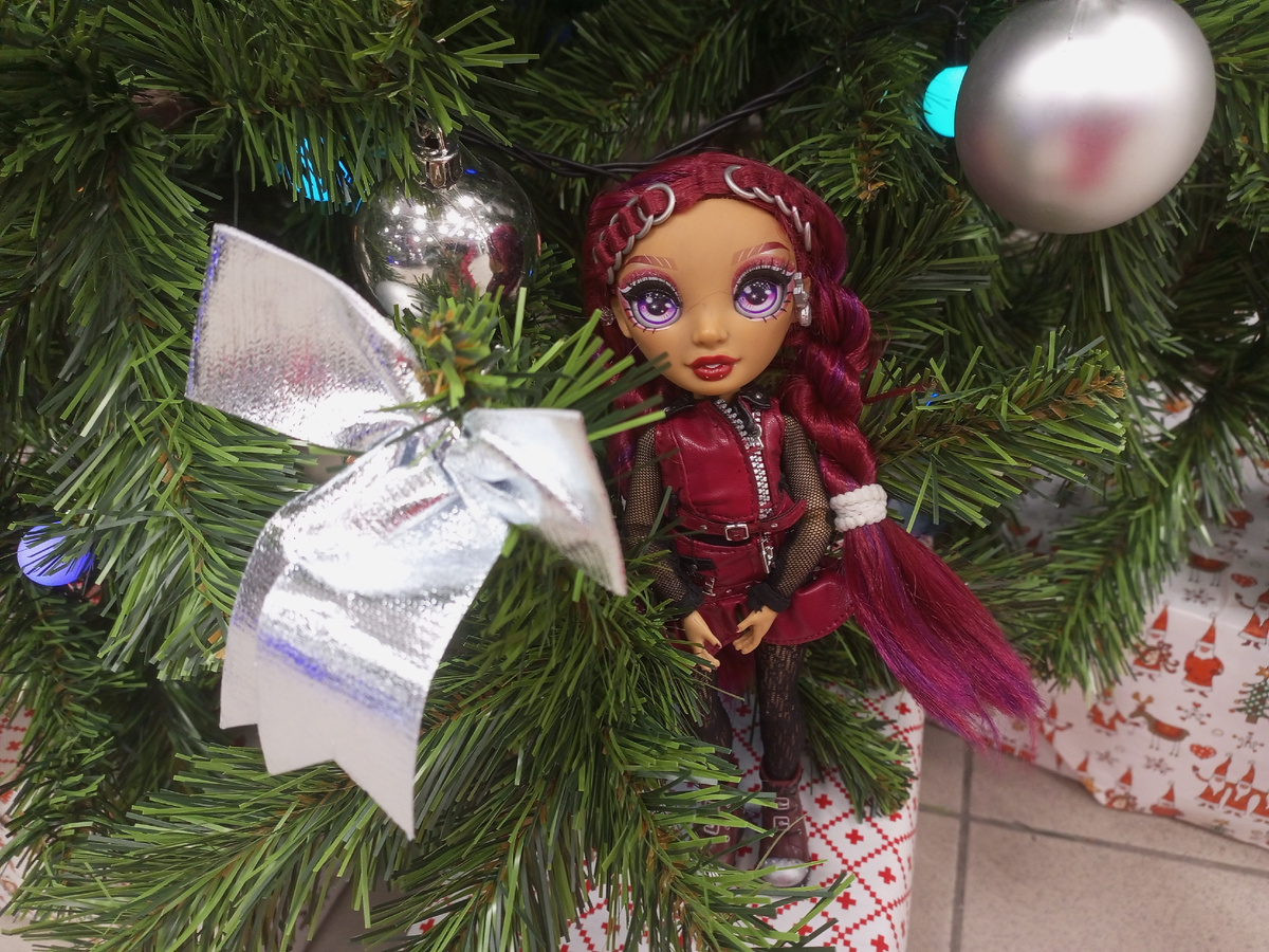 Мила у елочки. 