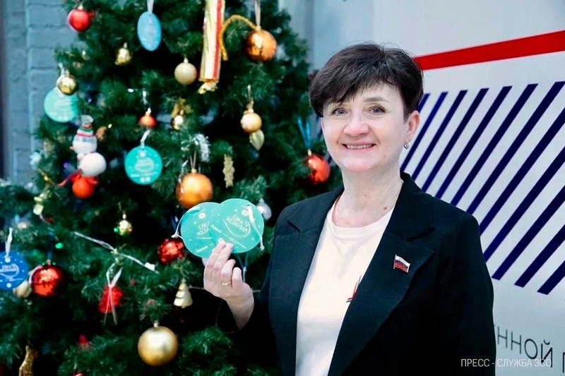    Она приняла участие в ежегодной акции "Елка желаний".