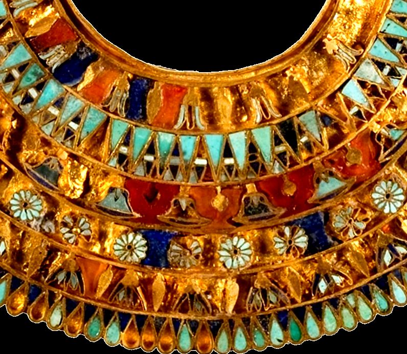 В этом вотивном мини-ожерелье все детали декора из натуральных камней – лазурита, бирюзы, карнелиана (сердолика). Оно было сделано в эпоху Птолемеев (332 – 246 гг. до н.э.), быть может, в дар богу или богине, по "кукольным" размерам культовой статуи. Музей искусств Метрополитен (США, Нью-Йорк). Инв. № 49.121.1