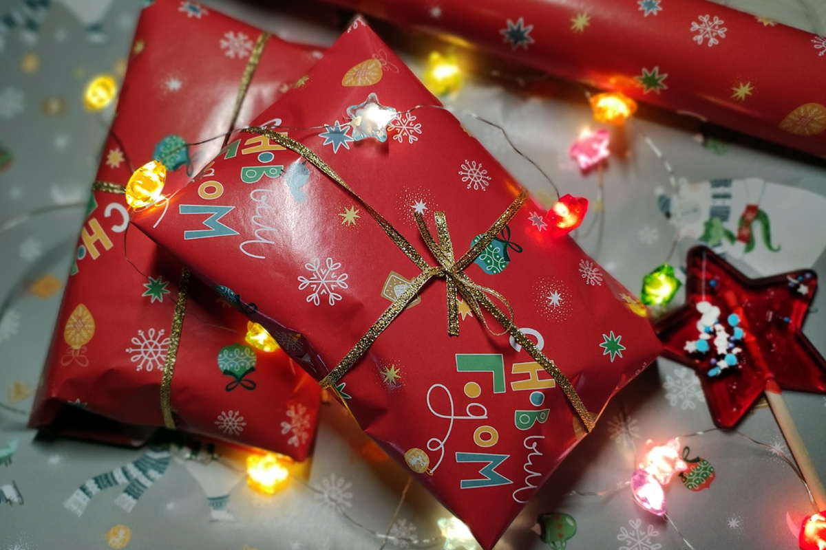 Упаковываю подарочки) Решила в этом году вместо пакетов использовать оберточную бумагу!Это оказалоь увлекательно!