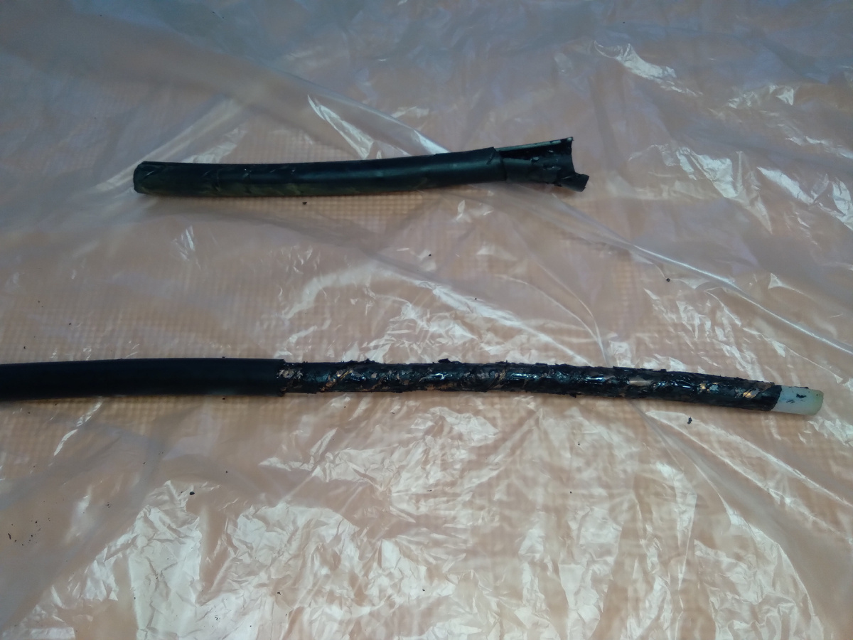 Внешняя оболочка кабеля выполнена из светостабилизированного полиэтилена.