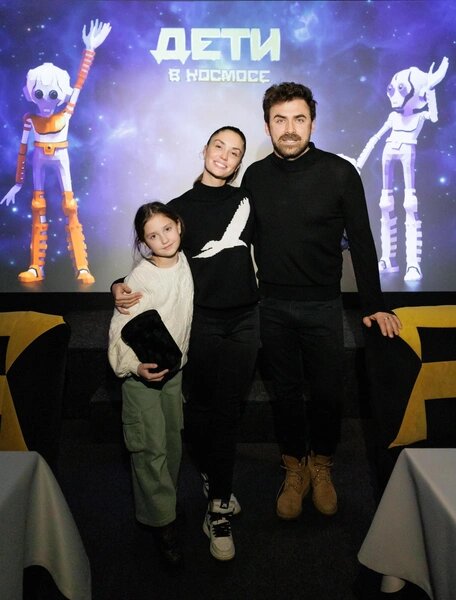 Петр Дранга и Агата Муцениеце с дочкой Мией
