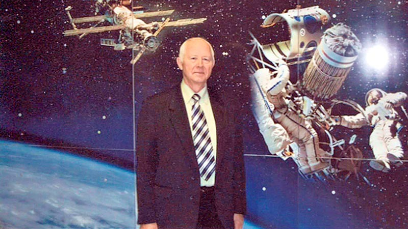    Служба - на земле и в космосе