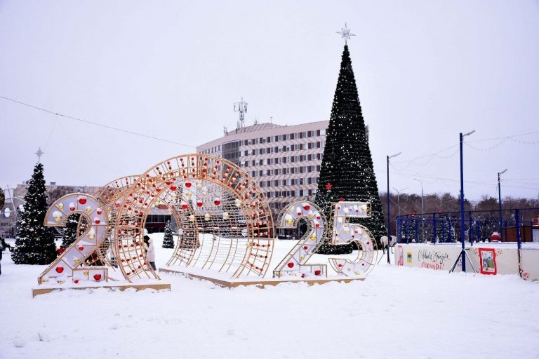    В центре Оренбурга открылся новогодний городок Оренбуржье