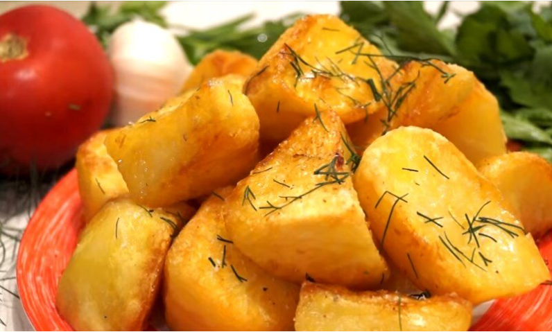 Попробовав такой картофель Вы не захотите запекать другими способами: хрустящая корочка и нежное пюре внутри, а секрет в маленькой хитрости