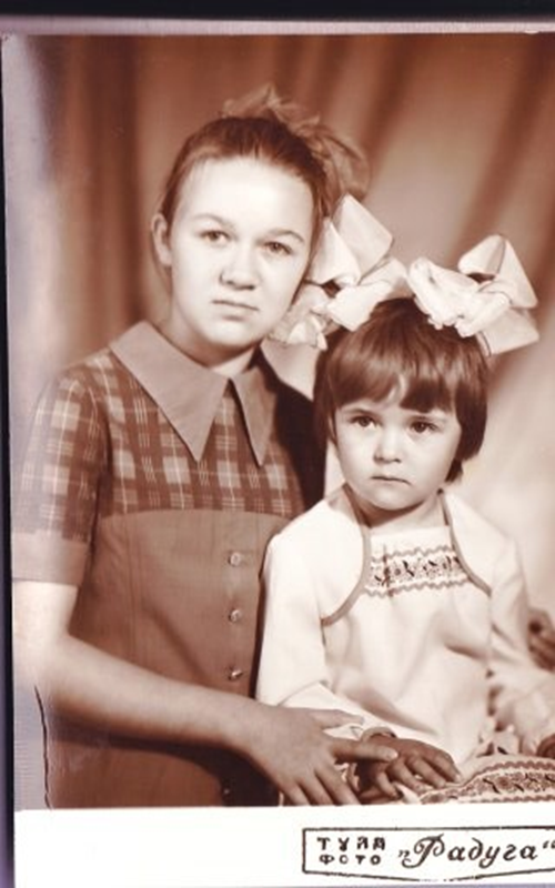 Здесь мне 13 лет, сестренке 4 года. Ходили специально фотографироваться