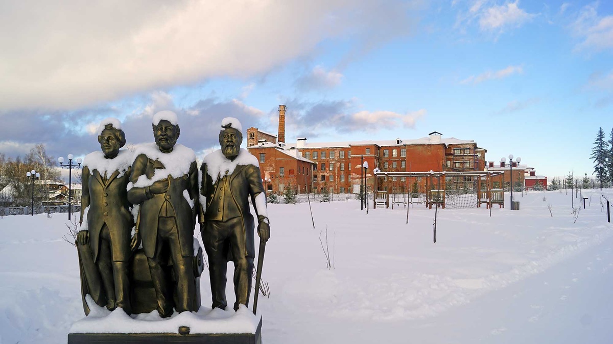 Памятник посвящен купцам-основателям местной текстильной промышленности Аполлинарию Брюханову, Борису Дьяконову и Андрею Сыромятникову