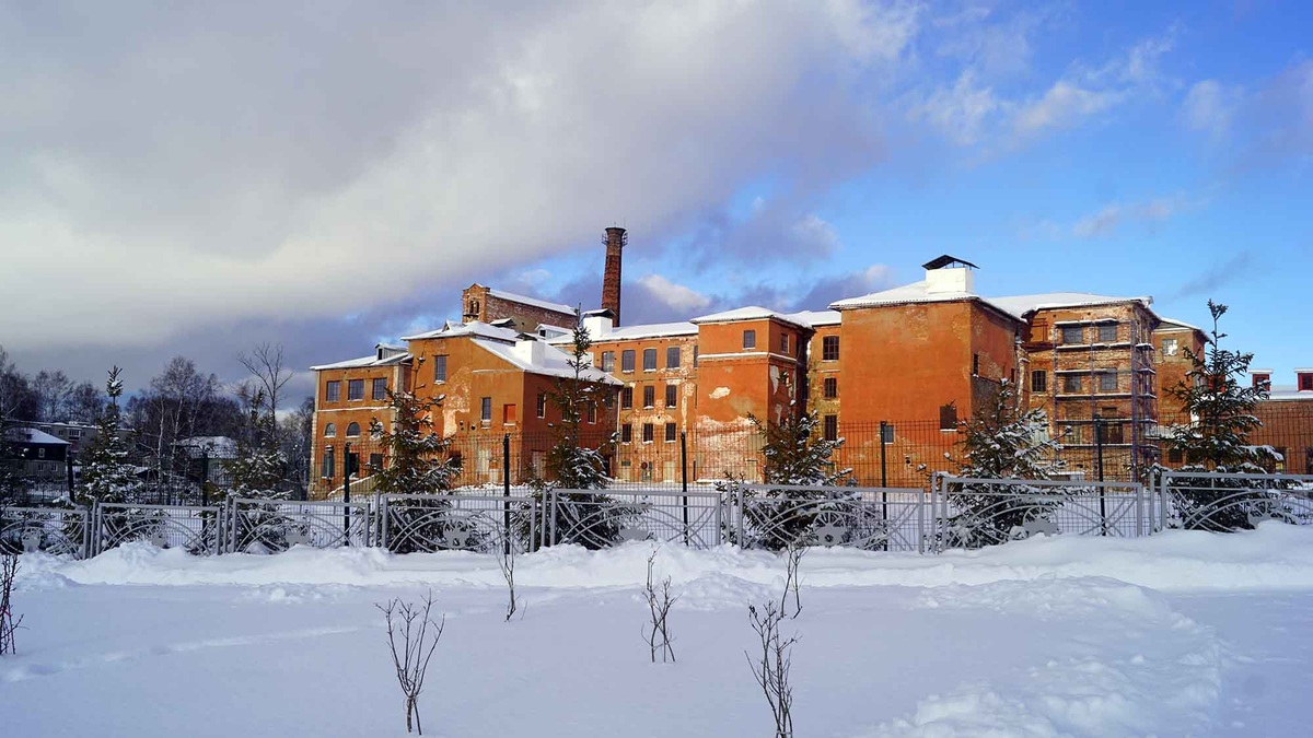 Купцы построили в Нерехте крупнейшую текстильную фабрику. Её корпуса сохранились до наших дней и поражают своими масштабами. Листайте галерею, чтобы увидеть ещё фото