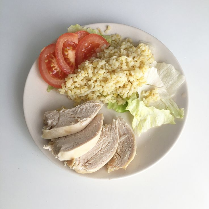 Мой обед: курица вареная, помидоры, салат и перловка.