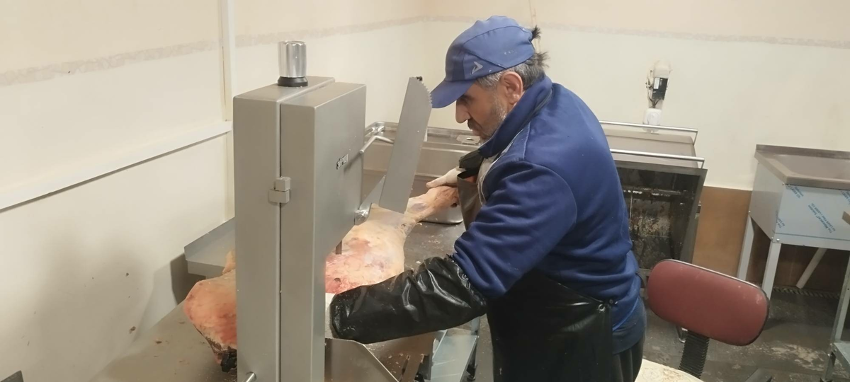 Современное оборудование в мясном цехе Экофермы Кунцалу позволяет выпускать разную мясную продкцию