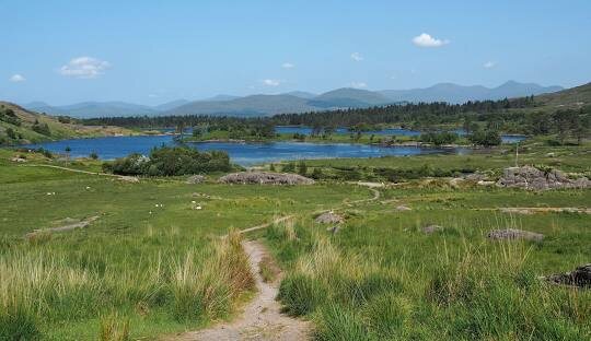 Озеро Инишикуин на западе Ирландии.