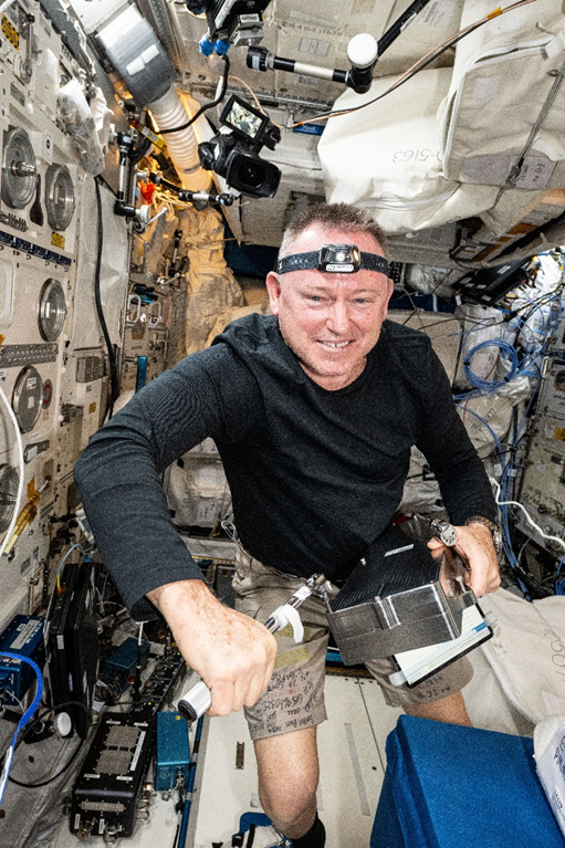 Барри Уилмор ведет монтаж оборудования на станции. Фото: nasa.blog.com