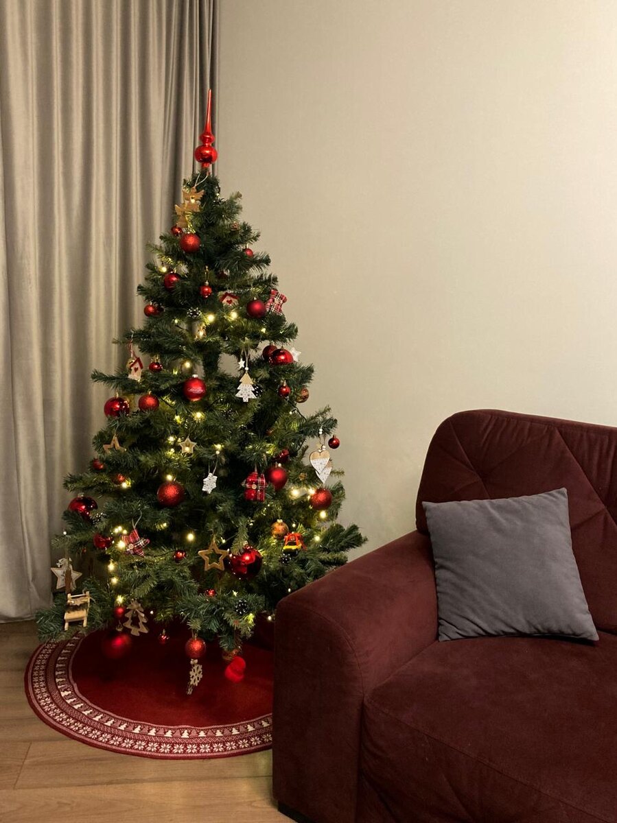 Поставьте ёлочку дома и нарядите ее всей семьей. Фото автора
