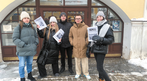 Участники исследования с разработанным блокнотом «Заметки путешественника». Автор фото: Анастасия ТУРКИНА 