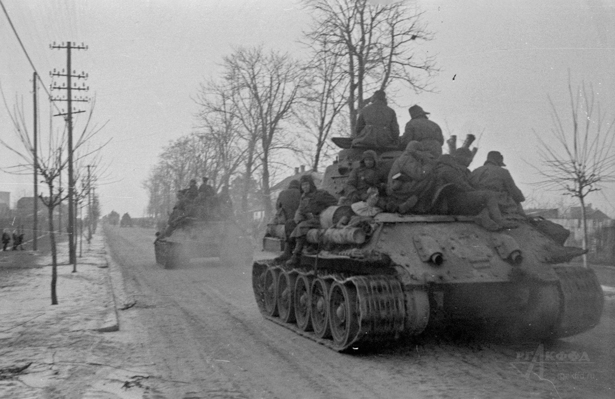 Советские танки N-ской части на марше на территории Польши. / I-й Белорусский фронт. 1945 г. / РГАКФФД. Арх.№ 0-88170