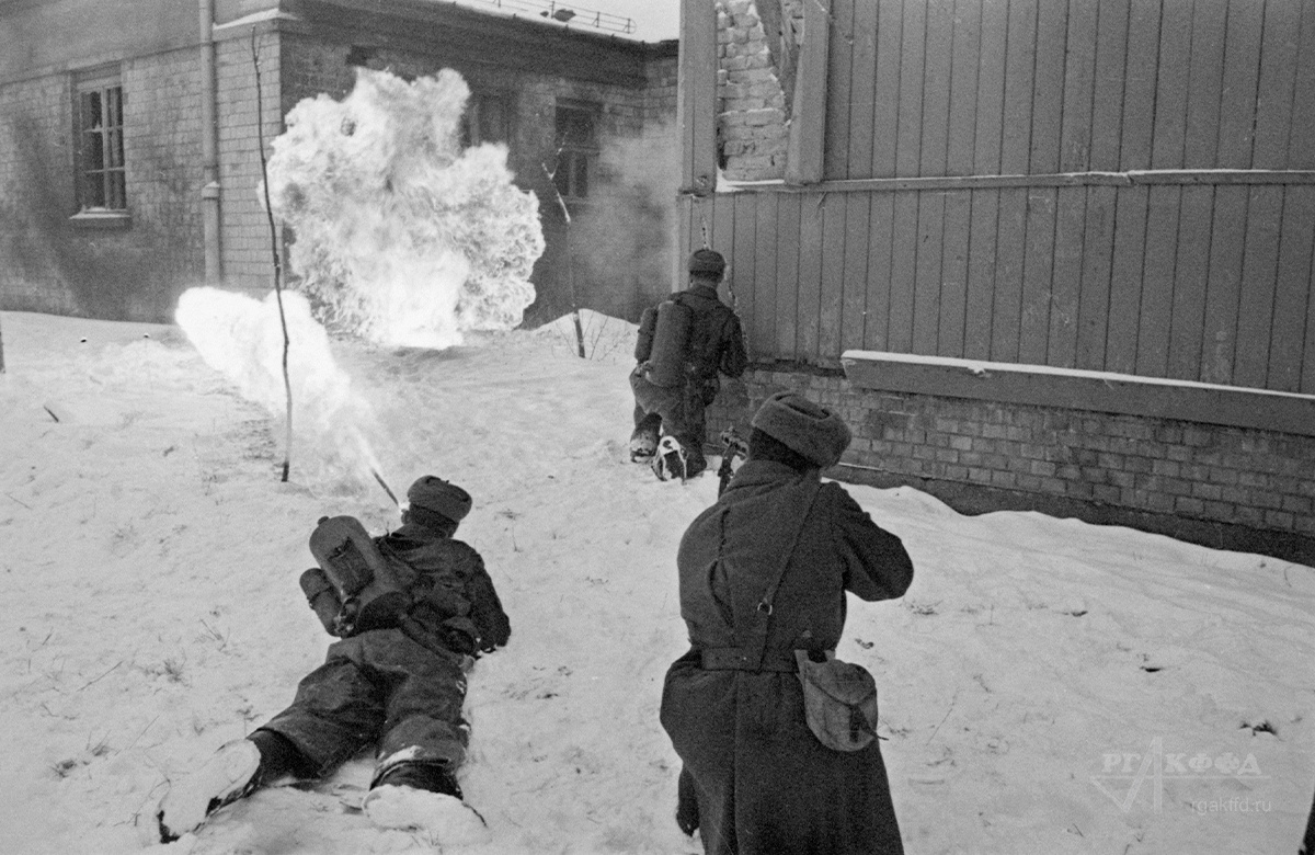Советские бойцы ведут бой на одной из улиц города. / г. Будапешт. 16.01.1945 г. / Фотограф: Л. Бернштейн / РГАКФФД. Арх.№ 0251194